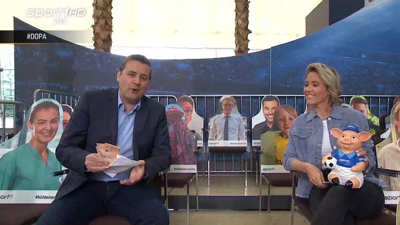 SPORT1-Chefredakteur Pit Gottschalk füttert das Phrasenschwein mit 2500 Euro für den guten Zweck