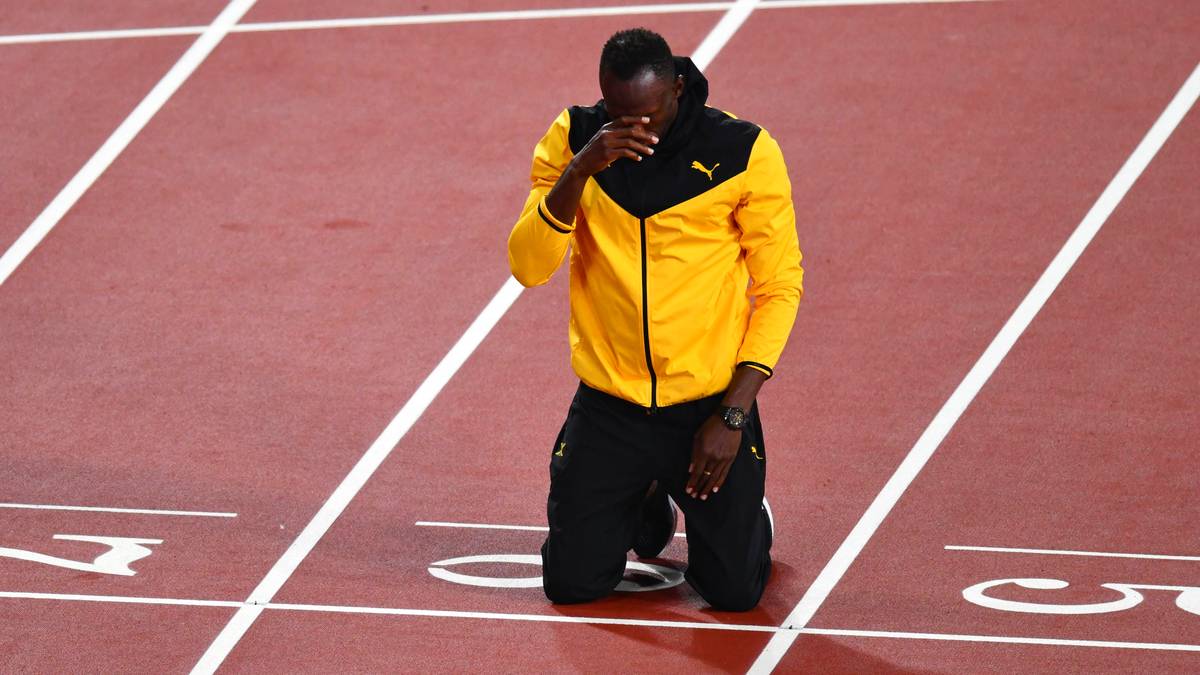 Zum Abschluss seiner Ehrenrunde kniet Bolt noch einmal an der Startlinie nieder, bekreuzigt sich und blickt zum Himmel. Das Ende einer beeindruckenden Laufbahn