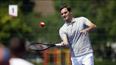 Roger Federer ist zum ersten Mal seit seinem Rücktritt öffentlich auf dem Tennisplatz zu sehen, der Schweizer weiht in London neue Tennis-Courts mit Schulkindern ein und trainiert mit den Kids. 