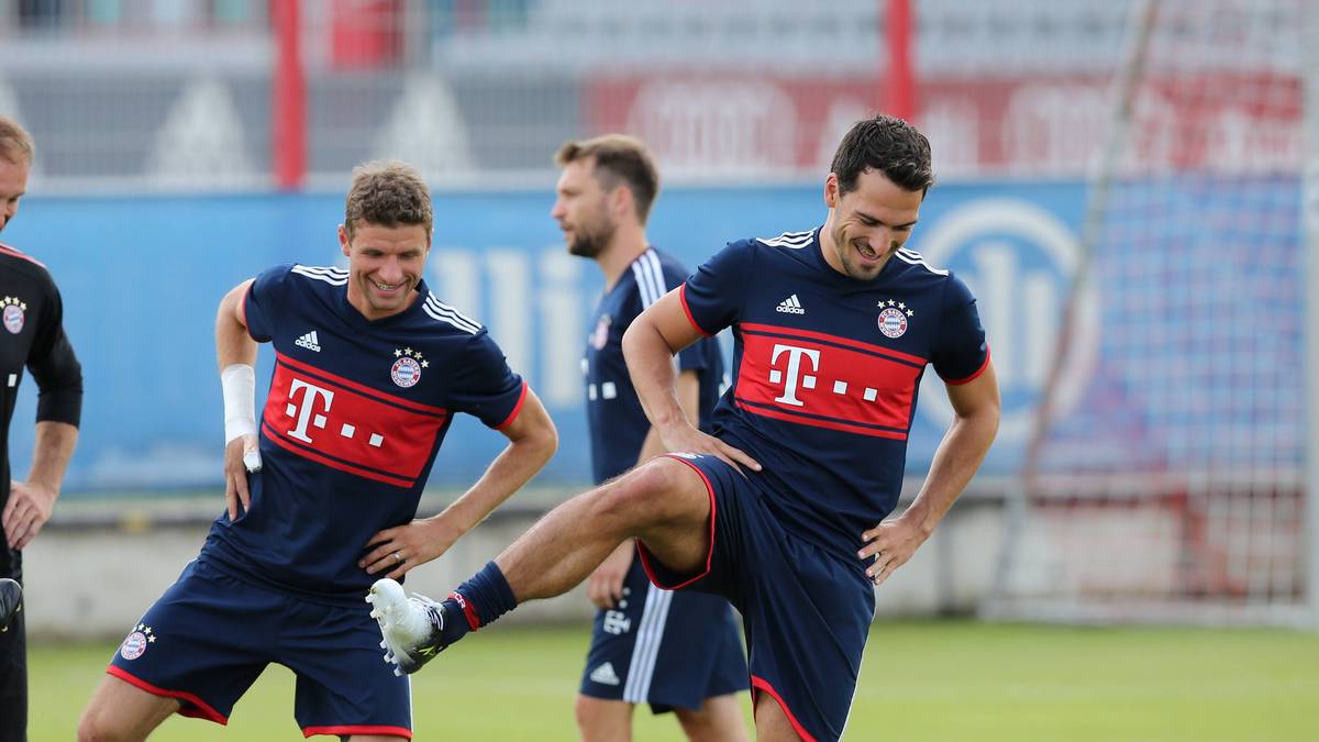 Mats Hummels (r.) und Thomas Müller haben Spaß bei der Aufwärmgymnastik