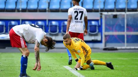 Der HSV verspielt nach einem 1:5 gegen Sandhausen schon wieder den Aufstieg. Was passiert nun mit Trainer Dieter Hecking? 
