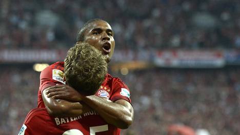 Douglas Costa vom FC Bayern jubelt mit Thomas Müller