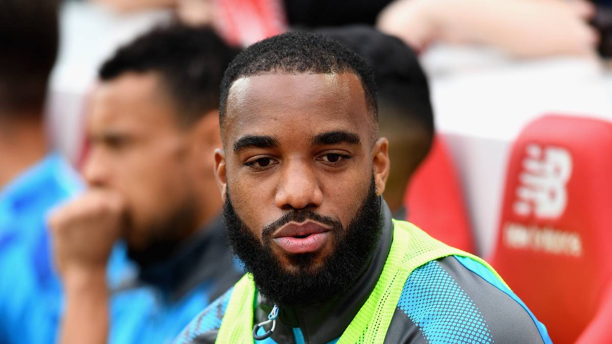 Trotz der Abgänge von Alexis Sanchez und Olivier Giroud wird sich Lacazette wegen Aubameyangs Ankunft vermutlich das ein oder andere Mal auf der Bank wiederfinden. Allerdings kann er auch neben oder hängend hinter Aubameyang auflaufen