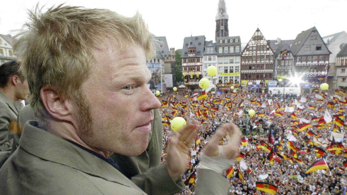 Bei der Rückkehr nach Deutschland wird Kahn in Frankfurt dennoch als Held empfangen - die Fans wussten, was sie ihm zu verdanken hatten