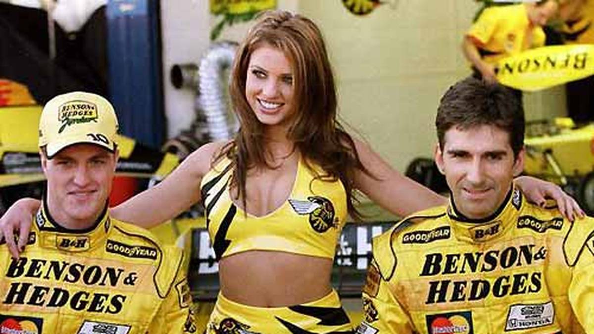 Auch neben der Strecke sorgt er schon bei seiner ersten Formel-1-Station für Schlagzeilen. Ihm wird eine Affäre mit Boxenluder Katie Price (M., r. Teamkollege Damon Hill) angedichtet, die er aber immer bestreitet 