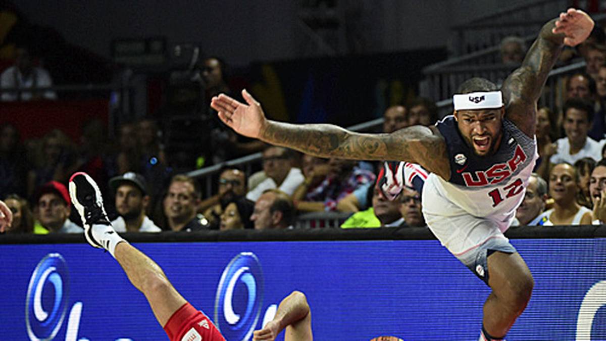 Das Finale ist nur selten ein echtes Spektakel, zu überlegen ist der Favorit. Hier fliegt DeMarcus Cousins unfreiwillig über Nemanja Bjelica hinweg