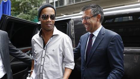 Ronaldinho (l.) beendete 2015 seine aktive Fußballkarriere