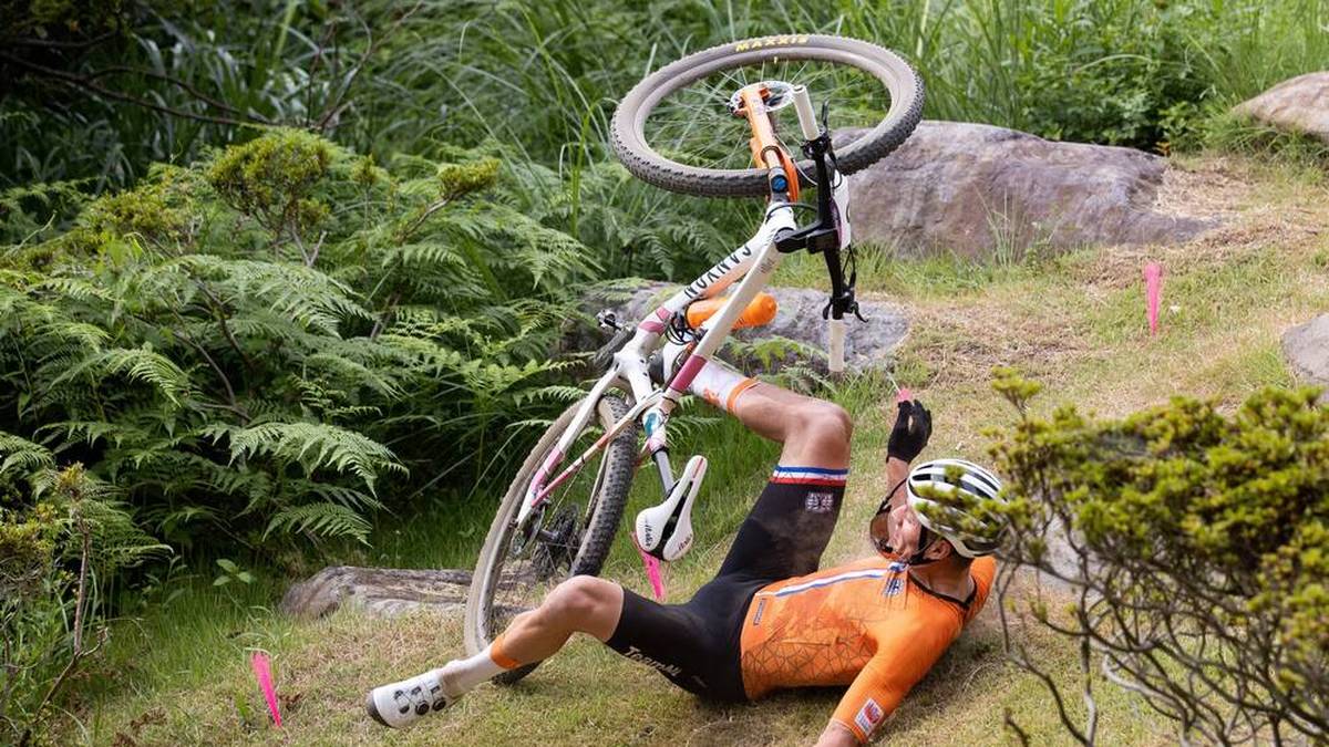 Favorit Mathieu van der Poel muss nach seinem kapitalen Sturz im Cross Country aufgeben