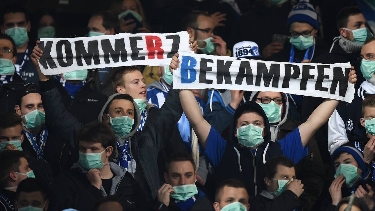 Zuschauer beim Spiel Karlsruher SC gegen RB Leipzig