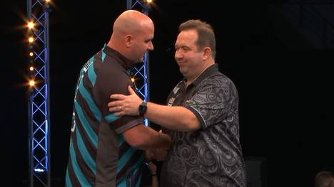 Starker Auftritt von Rob Cross: Im Viertelfinale der Darts European Championship 2021 setzt sich der Weltmeister von 2018 gegen Brendan Dolan durch.