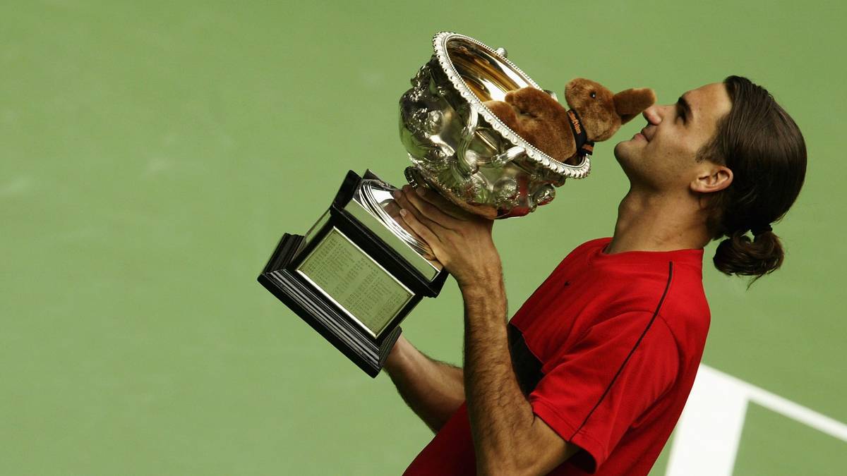 Australian Open 2004: Ein gutes halbes Jahr später folgte Titel Nummer zwei. Diesmal setzte sich der Schweizer souverän gegen Marat Safin durch und feierte seinen ersten Triumph Down Under