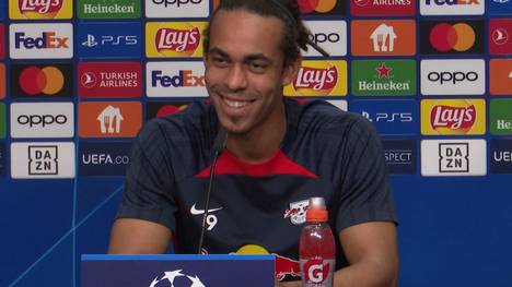 Auf der Pressekonferenz wird Leipzigs Yussuf Poulsen zu einer möglichen Vertragsverlängerung befragt. Marco Rose grätscht bei Poulsens Antwort dazwischen, verweist auf den Tag der deutschen Einheit und "dass Yussi ja quasi schon seit der Wende hier ist und Leipziger ist".