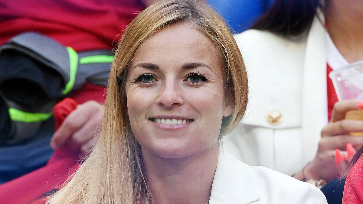 Im März machten der Ski-Star und der Fußballer ihre Liebe öffentlich, seither gelten sie beim Schweizer Boulevard als Traumpaar