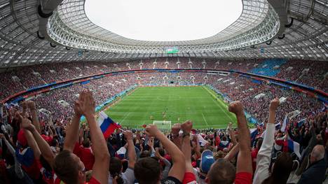 Die Fans im Luschniki-Stadion beim ersten Tor der WM. Juri Gasinski trifft in der 12. Minute zum 1:0 für Russland.
