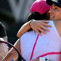 Angelique Kerber hat trotz einer guten Leistung eine Überraschung verpasst. Im Achtelfinale des WTA-Turniers in Rom unterlag die 36 Jahre alte dreimalige Grand-Slam-Siegerin der polnischen Topfavoritin 5:7, 3:6. 