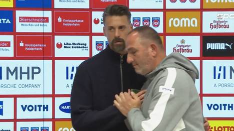 Im Bundesliga-Spiel zwischen dem 1. FC Heidenheim und dem FC Augsburg kommt es zu einem Unfall auf der Tribüne. Auf der Pressekonferenz reagieren die Cheftrainer Frank Schmidt und Sandro Wagner sichtlich angefasst auf den medizinischen Notfall. 