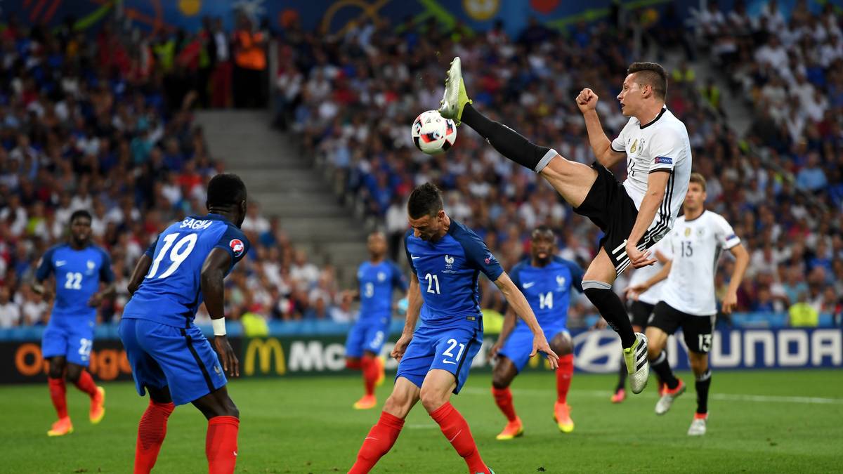 Julian Draxler fliegt über Laurent Koscielny hinweg