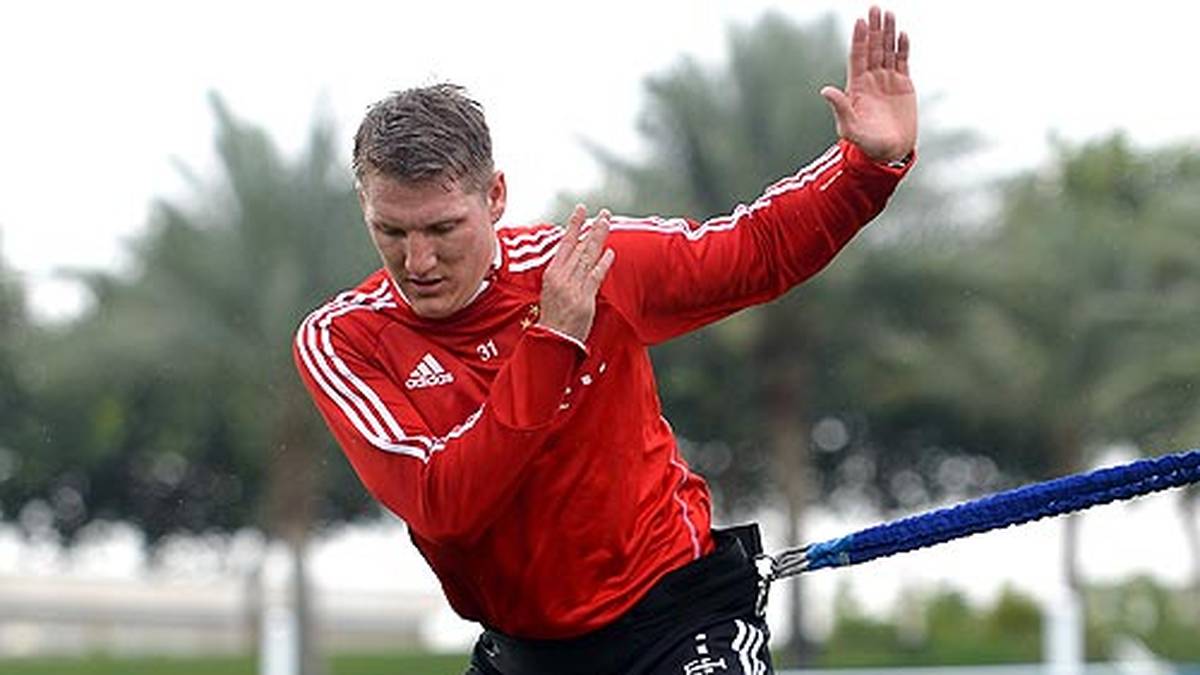 Vereinsarzt Dr. Müller-Wohlfahrt stellt an seinem Sprunggelenk eine postoperativ zunehmende Verknöcherung fest. Dies führe zu einer im Medizinjargon sogenannten mechanischen Sehnenreizung. Trotz intensiver konservativer Maßnahmen werde keine ausreichende Besserung erreicht, heißt es technokratisch weiter