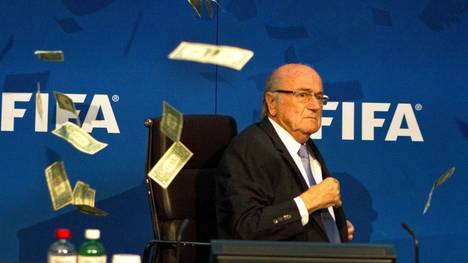 Blatter von FIFA angezeigt