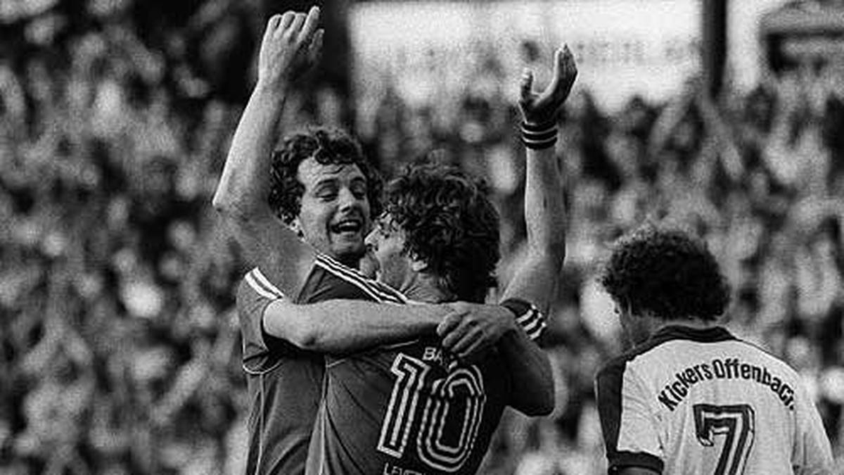 Die erste Relegation zwischen Bundesliga und Zweiter Liga wurde 1982 gespielt. Damals machte Bayer Leverkusen kurzen Prozess mit den Kickers Offenbach. 1:0 und 2:1 lauteten die Ergebnisse, Arne Larsen Ökland und Peter Szech feiern den Sieg 