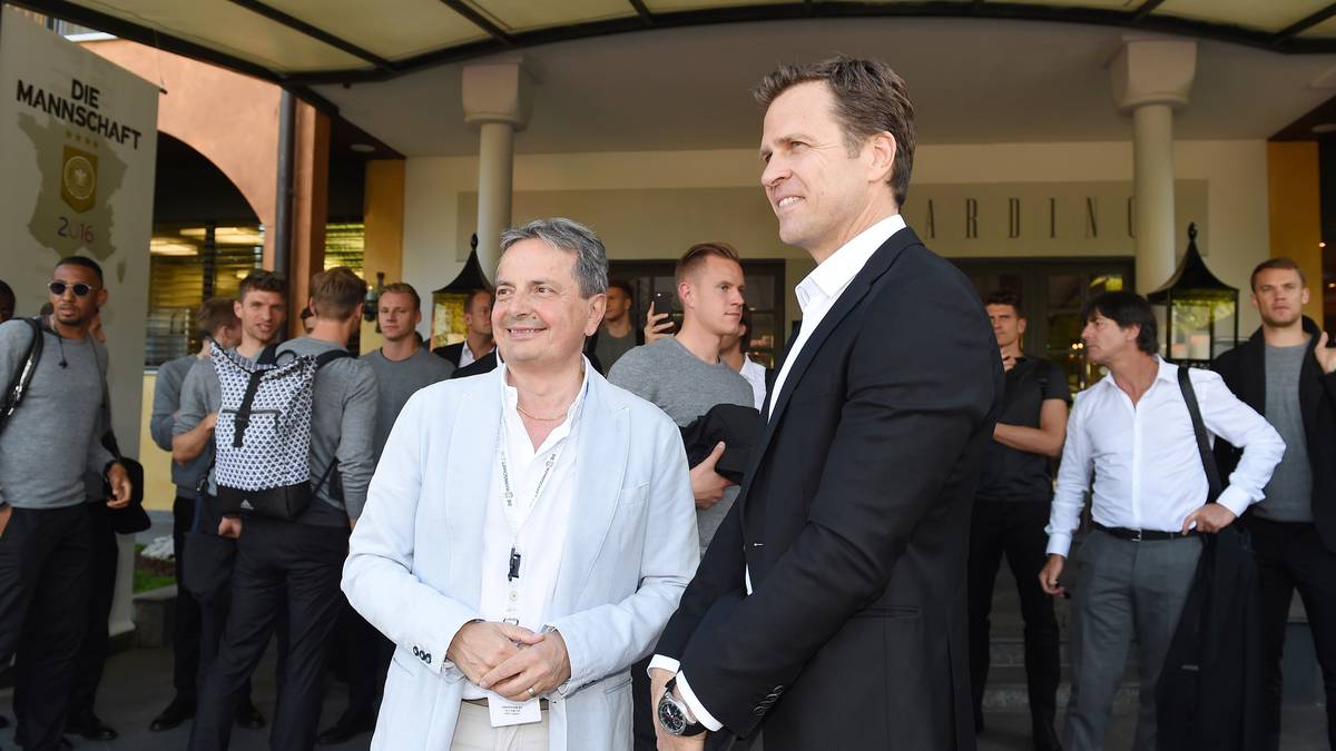 Mannschaftsmanager Oliver Bierhoff (r.) und die DFB-Mannschaft werden offiziell begrüßt