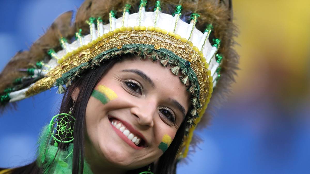 Ein Hauch von Indianern weht durch die Tribünen. Eine Brasilianerin mit Federschmuck und Gesichtsbemahlung