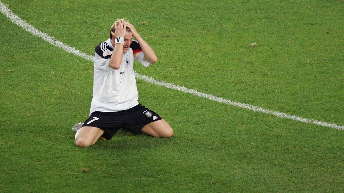 Ab 2004 spielt Schweinsteiger auch für Deutschland. Sein erstes großes Turnier endet mit einer herben Enttäuschung. Das DFB-Team scheidet bei der EM in Portugal in der Vorrunde aus