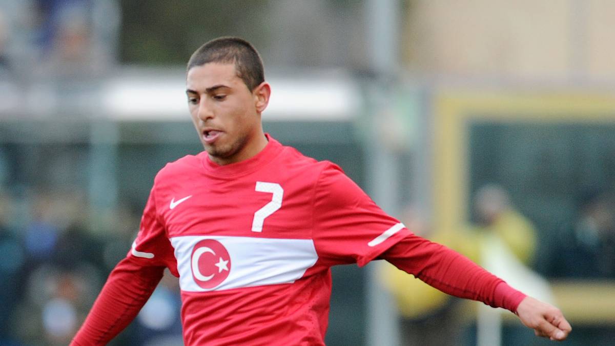 Leverkusens damaliger Trainer Jupp Heynckes hielt große Stücke auf ihn. Auch eine internationale Karriere im Trikot der Türkei schien ausgemacht - doch es kam anders