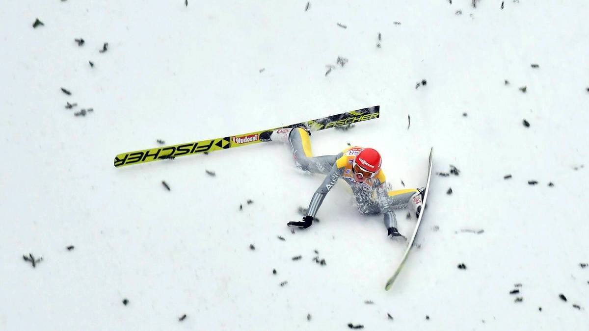 Doch dann bei der Landung der Schock: Freitags Skier überkreuzen sich 