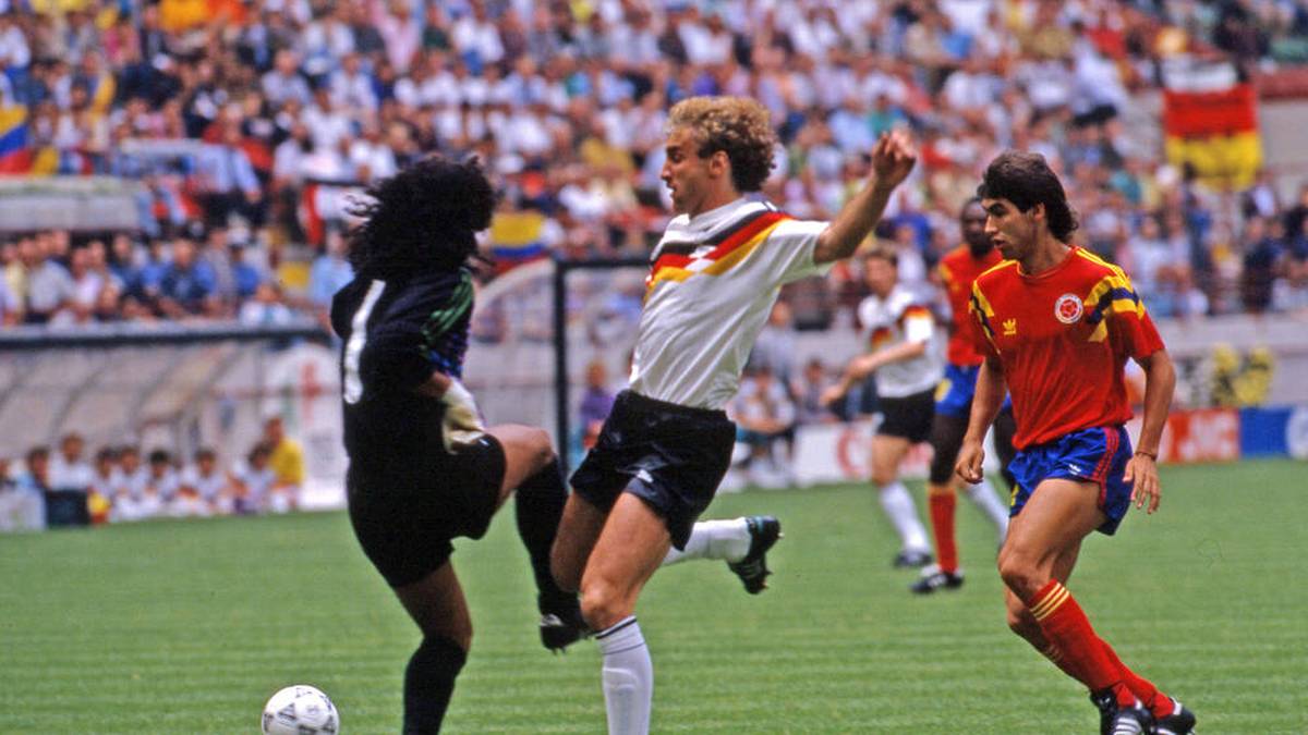 René Higuitas Kolumbien und Deutschland mit Rudi Völler trennten sich bei der WM 1990 1:1