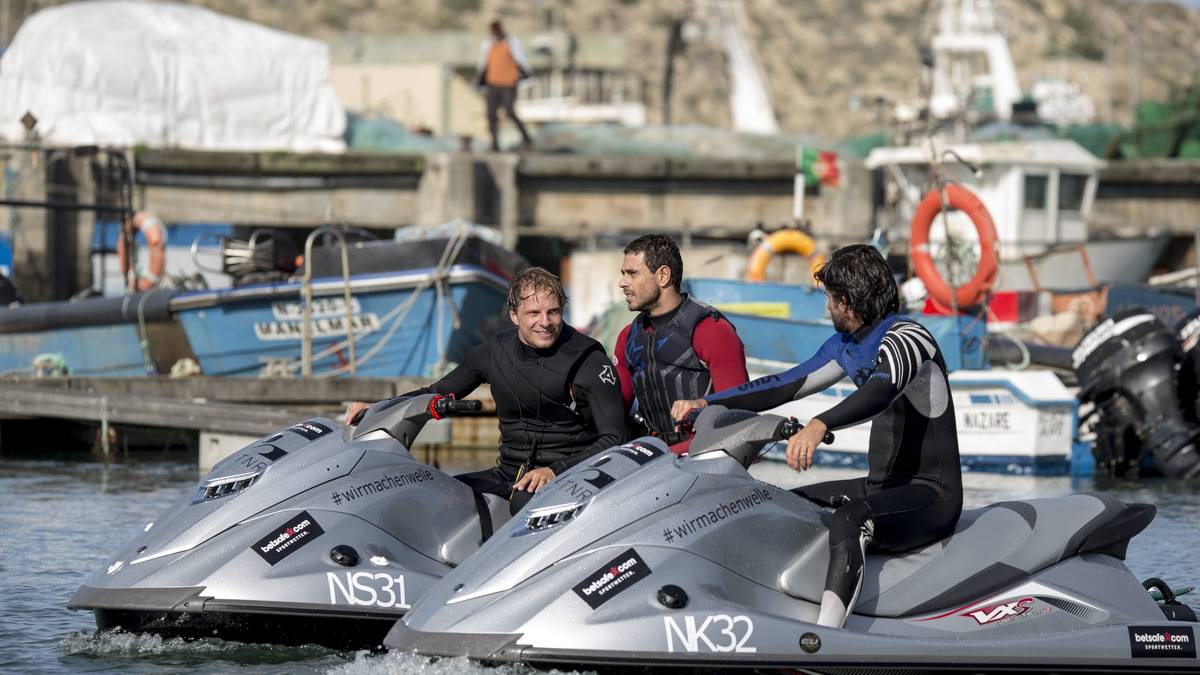 Bevor es in die großen Wellen geht müssen die Big-Wave-Surfer oft lange auf ihren Jet-Skis warten.