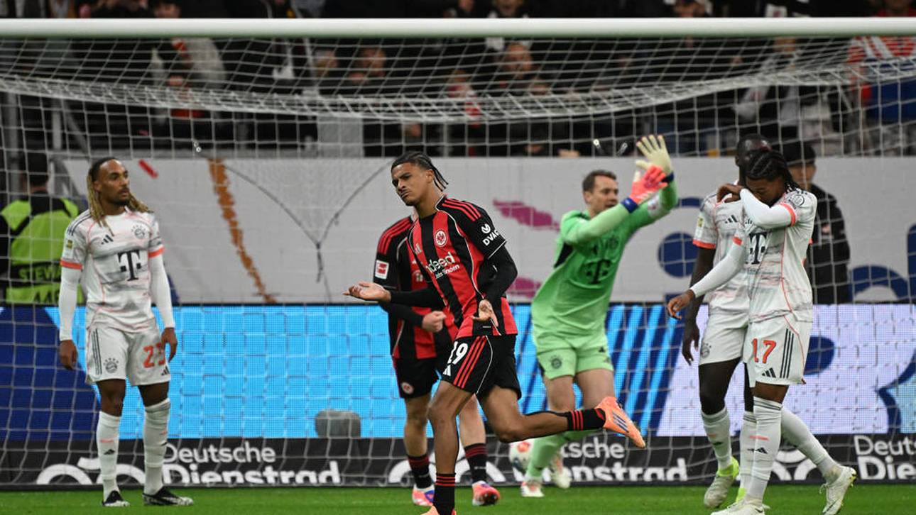 Während Jean-Matteo Bahoya jubelnd abdreht, reklamiert Manuel Neuer ein Handspiel von Ritsu Doan