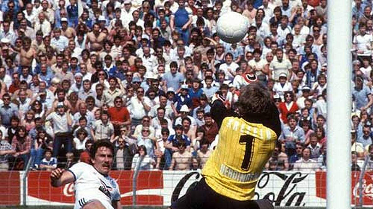 Ein Jahr später setzt sich dann der Zweitligist durch. Bayer Uerdingen bezwingt Schalke 04. Der Gelsenkirchener Wolfram Wuttke scheitert am Krefelder Keeper Werner Vollack
