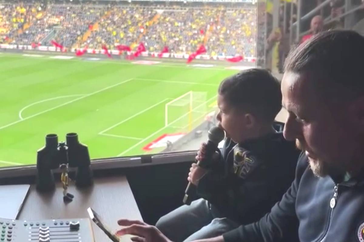 Der vierjährige Mert ging mit seinen Fan-Videos zu seinem Herzensverein Fenerbahce Istanbul viral. Auch als Stadion-Sprecher durfte er schon aushelfen.