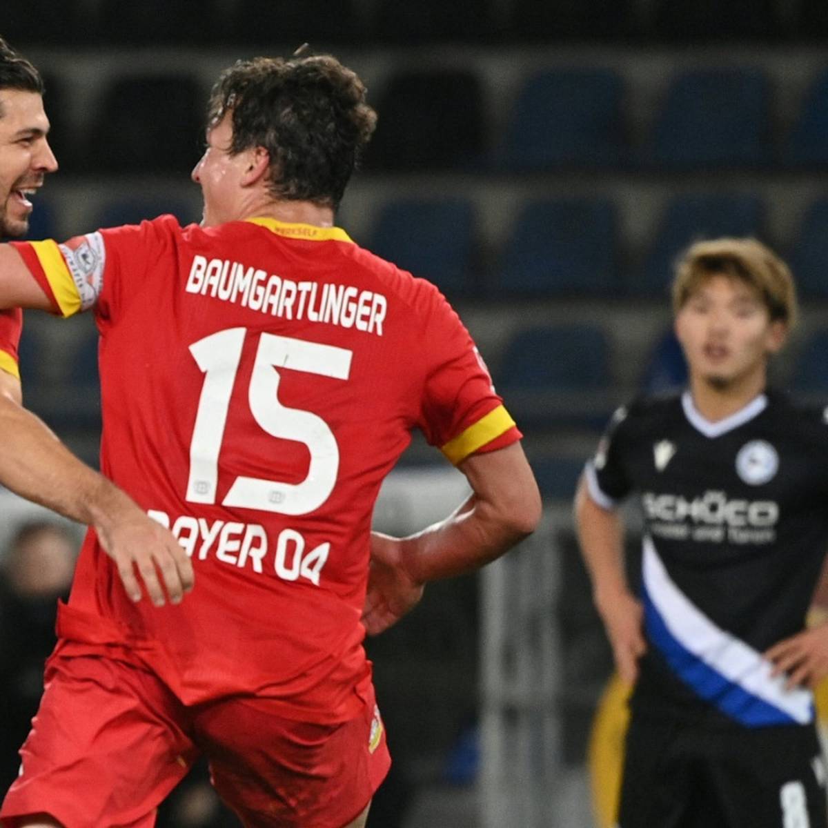 Bundesligist FC Augsburg hat sich mit dem ehemaligen österreichischen Nationalmannschaftskapitän Julian Baumgartlinger verstärkt.