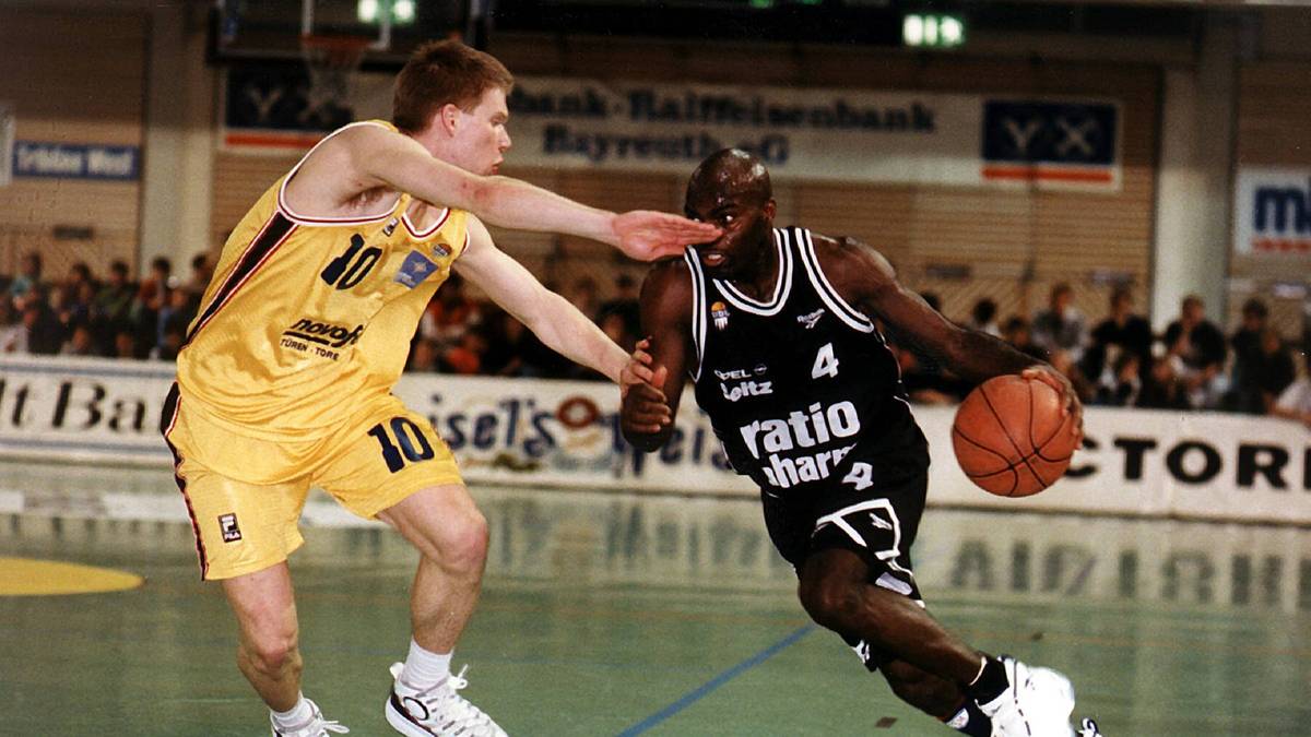 Rang 3 – JARVIS WALKER (6582): In der Spielzeit 1992/93 durfte sich der US-Amerikaner bester Werfer der Saison nennen. Während seiner gesamten Karriere spielte er für nur ein Team – ratiopharm Ulm. Inzwischen lebt er wieder in den USA und arbeitet in einer Chemiefabrik