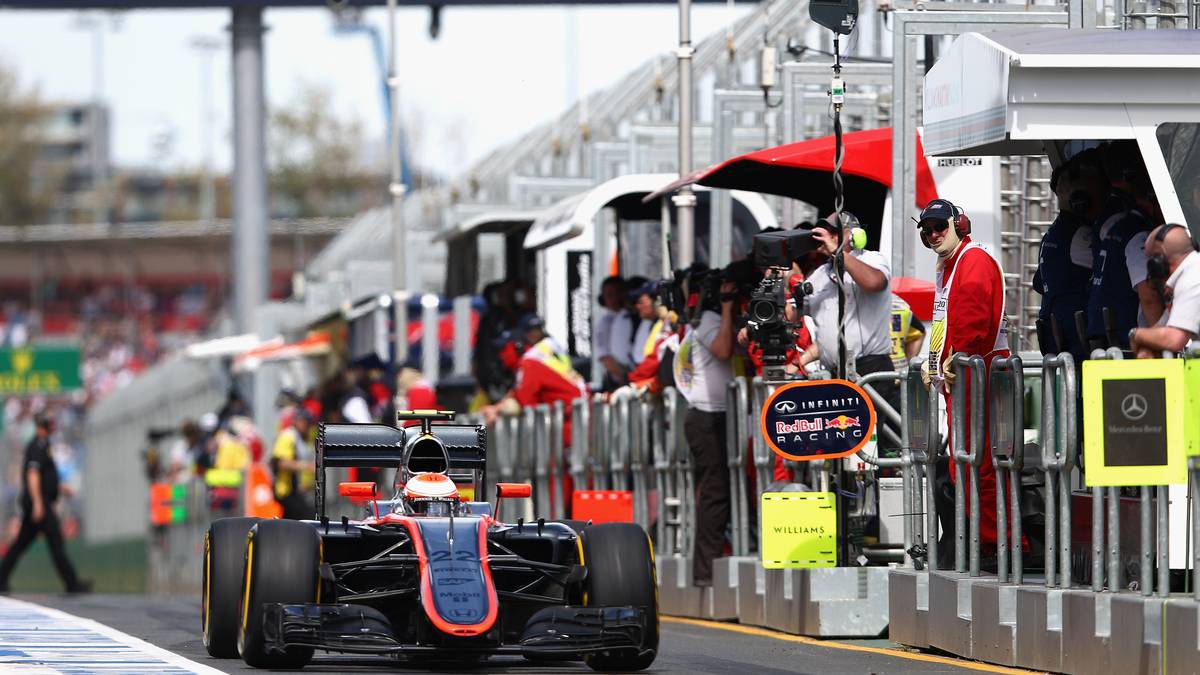 MCLAREN-HONDA: Nach über einem Jahr Vorbereitungszeit ein solches Debakel. Das schmeckt wie Leberkäs mit süßer Sahne. Die vollmundigen Ankündigungen im Vorfeld klingen derzeit wie glatter Hohn. Ich bin gespannt, wie lange Ron Dennis das aussitzen darf