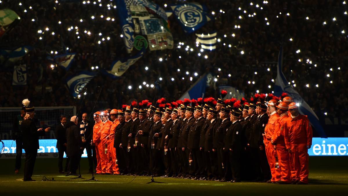 Kann ein Bundesliga-Spieltag stimmungsvoller beginnen? Umrahmt von zahlreichen Handylichtern singt der Ruhrkohle-Chor in der Schalker Arena das Steigerlied - Gänsehaut garantiert