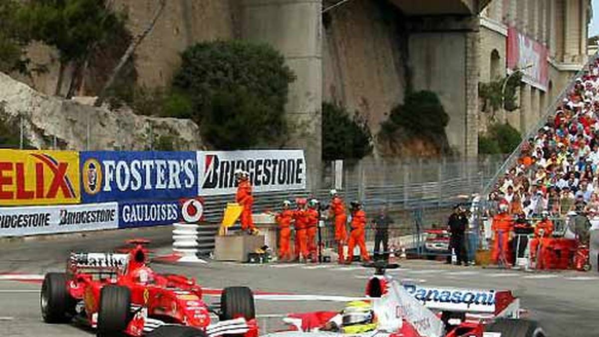 Auf der Strecke bekämpfen sich beide teilweise bis aufs Messer. Nachdem sein Bruder ihn 2005 in Monaco kurz vor der Ziellinie mit einem Harakiri-Manöver attackierte, schimpft Ralf: "Ein Millimeter mehr und einer von uns ist tot! Manchmal schaltet Michael sein Gehirn nicht ein."