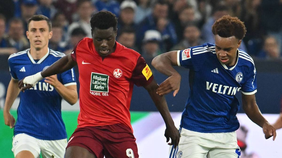 Kaiserslauterns Ragnar Ache (Mitte) kämpft gegen Schalkes Assan Ouédraogo (rechts) um den Ball