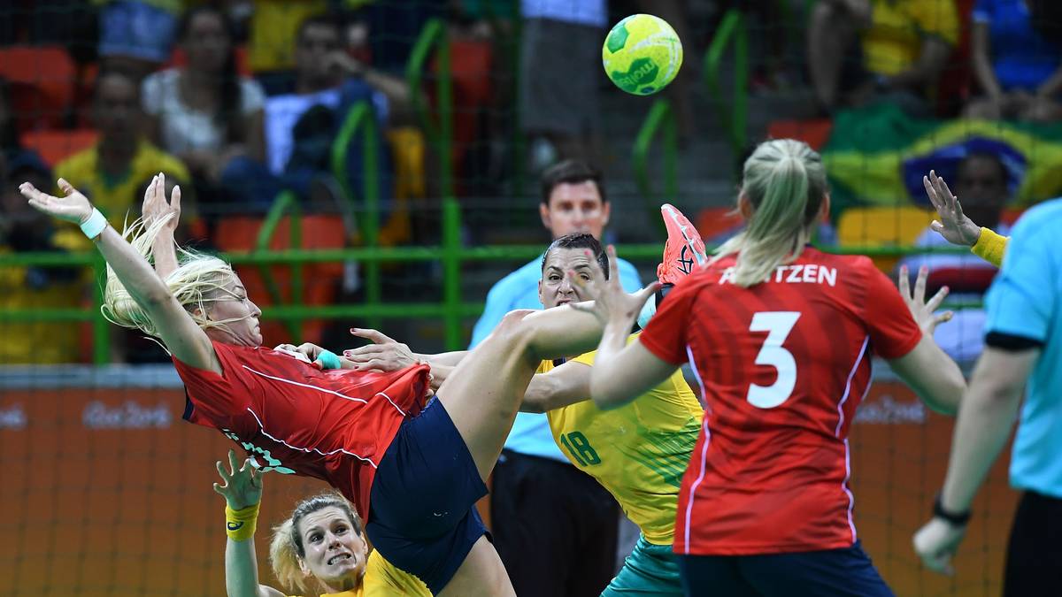 Die norwegische Handballerin Stine Bredal Oftedal (l.) wird aus der Balance gebracht