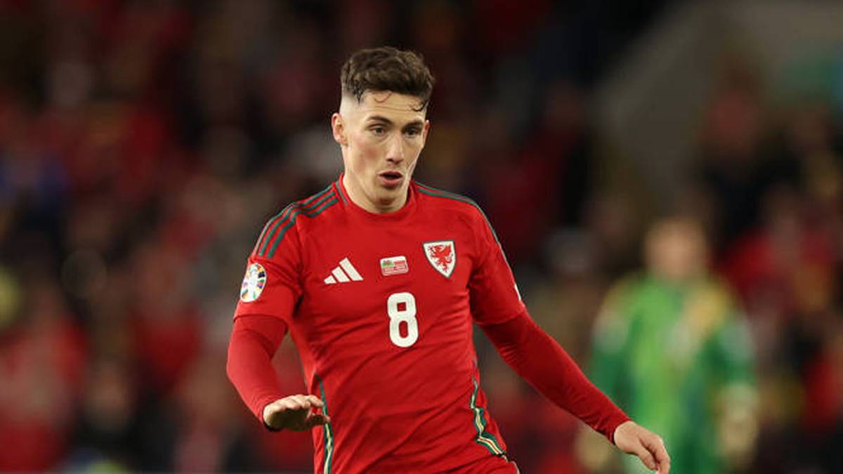 Wales (Heim) - Ausrüster: Adidas - Harry Wilson und die Waliser laufen in roten Heimtrikots auf. 