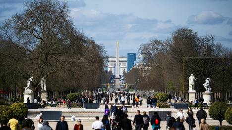 Besucher im Jardin des Tuileries von Paris