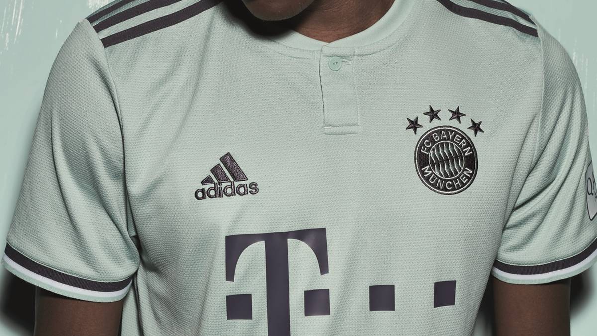 Abgesehen von den Farben ist das Trikot jedoch offenbar ganz klassisch gehalten: keine Muster, keine Applikationen - nur ein schlichter Knopf am Kragen