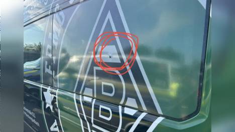 Im Rahmen des Auswärtsspiels von Borussia Mönchengladbach beim FC Augsburg wird versehentlich ein Schuss der Polizei Bayern auf einen Bus der Fanhilfe abgegeben. 