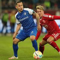Fußball-Zweitligist 1. FC Magdeburg verlängert den Vertrag mit Offensivspieler Baris Atik. 