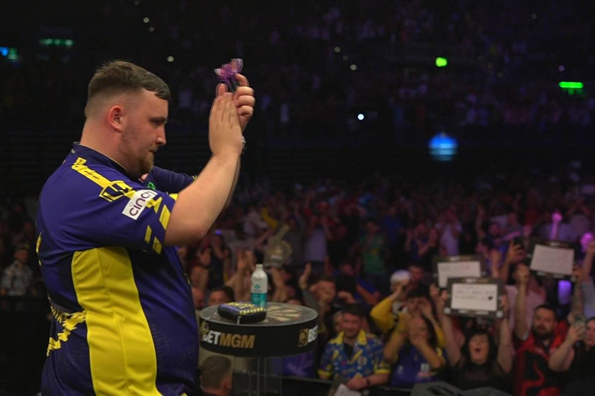 Luke Littler gewinnt den 13. Spieltag der Premier League of Darts und bricht damit einen weiteren Rekord in der Geschichte der Premier League of Darts.