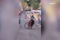 Nicht hingeguckt: Eine Zuschauerin bei einem Radrennen in El Hierro läuft auf die Rennstrecke und wird von einem Fahrer umgerissen.