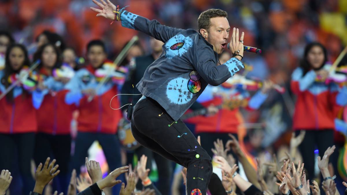 2016 geht es deutlich biederer und schlichter zu. Jedenfalls was die Show selbst anbelangt. Coldplay wirkt als Haupt-Act auf der Bühne ...