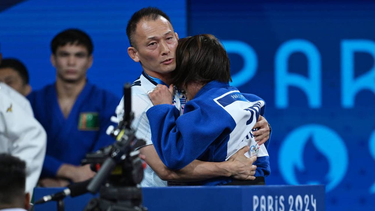 Uta Abe (l.) weint in den Armen ihres Trainers